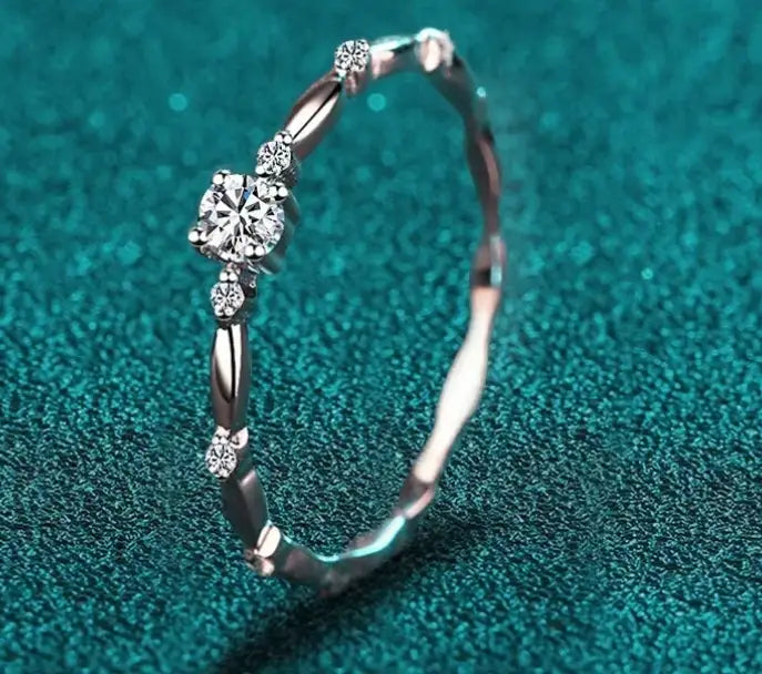 Anello in Moissanite D Color VVS1 – Argento Sterling 925 dal Design Raffinato ed Elegante